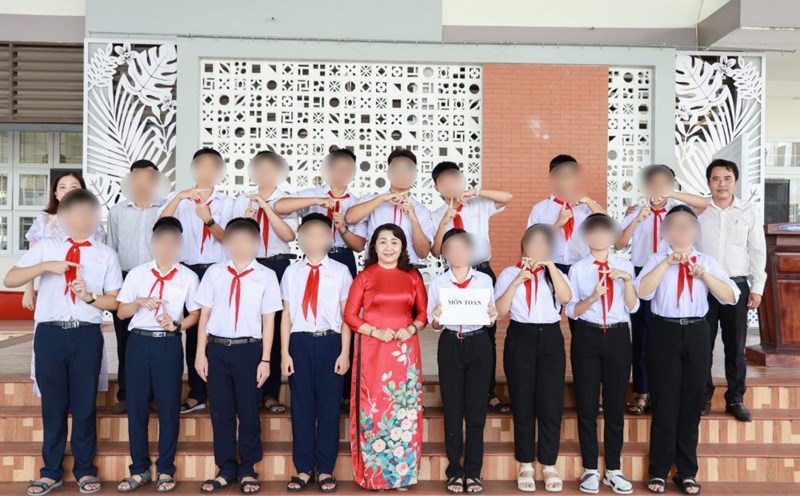 Ms. Pham Thi Thuy Hang, Principal of Ben Tre City Secondary School, is one of two individuals nominated for the title "National Emulation Fighter". Photo: Ben Tre City Secondary School