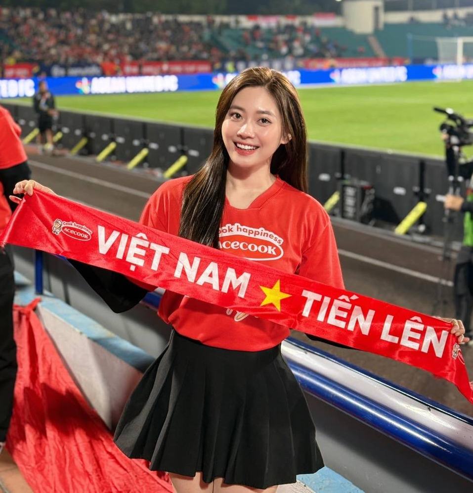 Huyen Trang luon mong uoc duoc mot lan dat chan den san Old Trafford de truc tiep theo doi tran dau cua MU. Ben canh doi bong yeu thich, Thai Thi Huyen Trang cung danh thien cam va ung ho cho doi tuyen bong da Viet Nam. Co bay to su bat ngo va thich thu khi tam hinh co vu tuyen Viet Nam tai san van dong Viet Tri duoc cac fan bong da quoc te biet den va chia se rong rai.