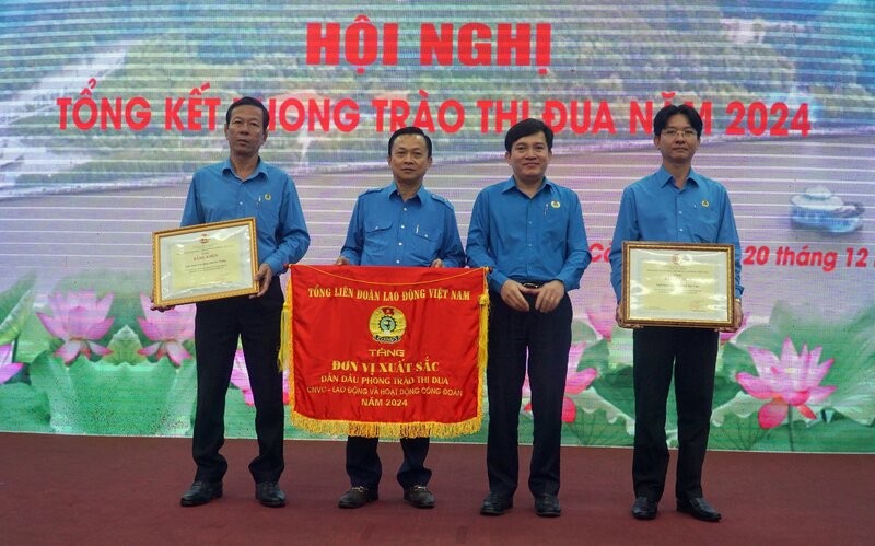 Pho Chu tich Tong LDLD Viet Nam Nguyen Xuan Hung trao co thi dua cho don vi xuat sac dan dau phong trao thi dua CNVC - lao dong va hoat dong Cong doan nam 2024.Anh: Nhat Ho