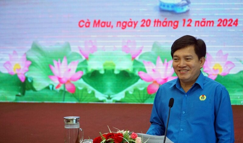 Vice President of the Vietnam General Confederation of Labor Nguyen Xuan Hung attended the emulation summary of the Southern Song Hau Cluster in Ca Mau. Photo: Nhat Ho