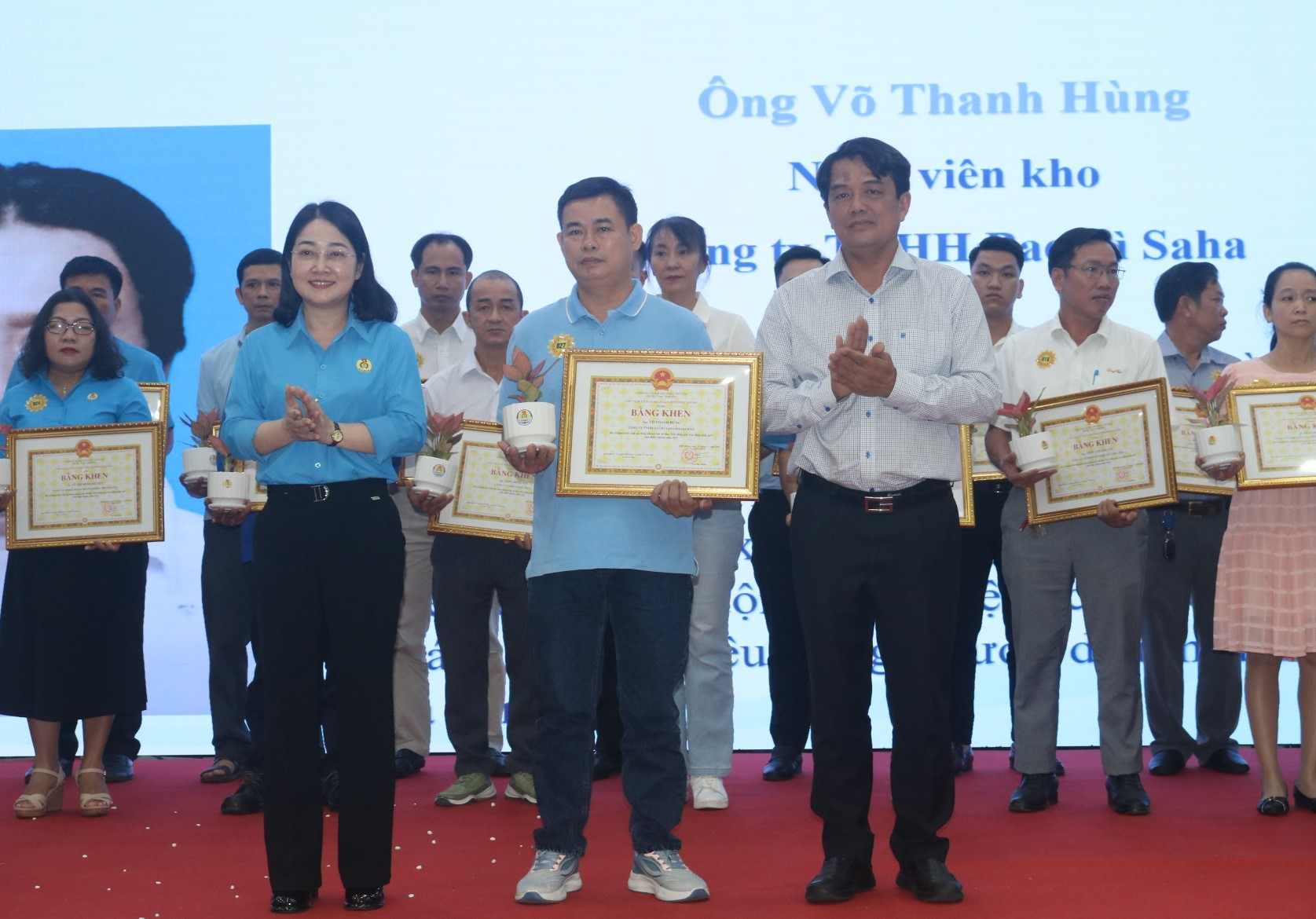 Mr. Bui Thanh Nhan - Head of the Mass Mobilization Committee of Binh Duong Provincial Party Committee and Ms. Nguyen Kim Loan - President of Binh Duong Provincial Labor Federation awarded certificates of merit from Binh Duong Provincial People's Committee to excellent and creative workers in 2024. Photo: Dinh Trong
