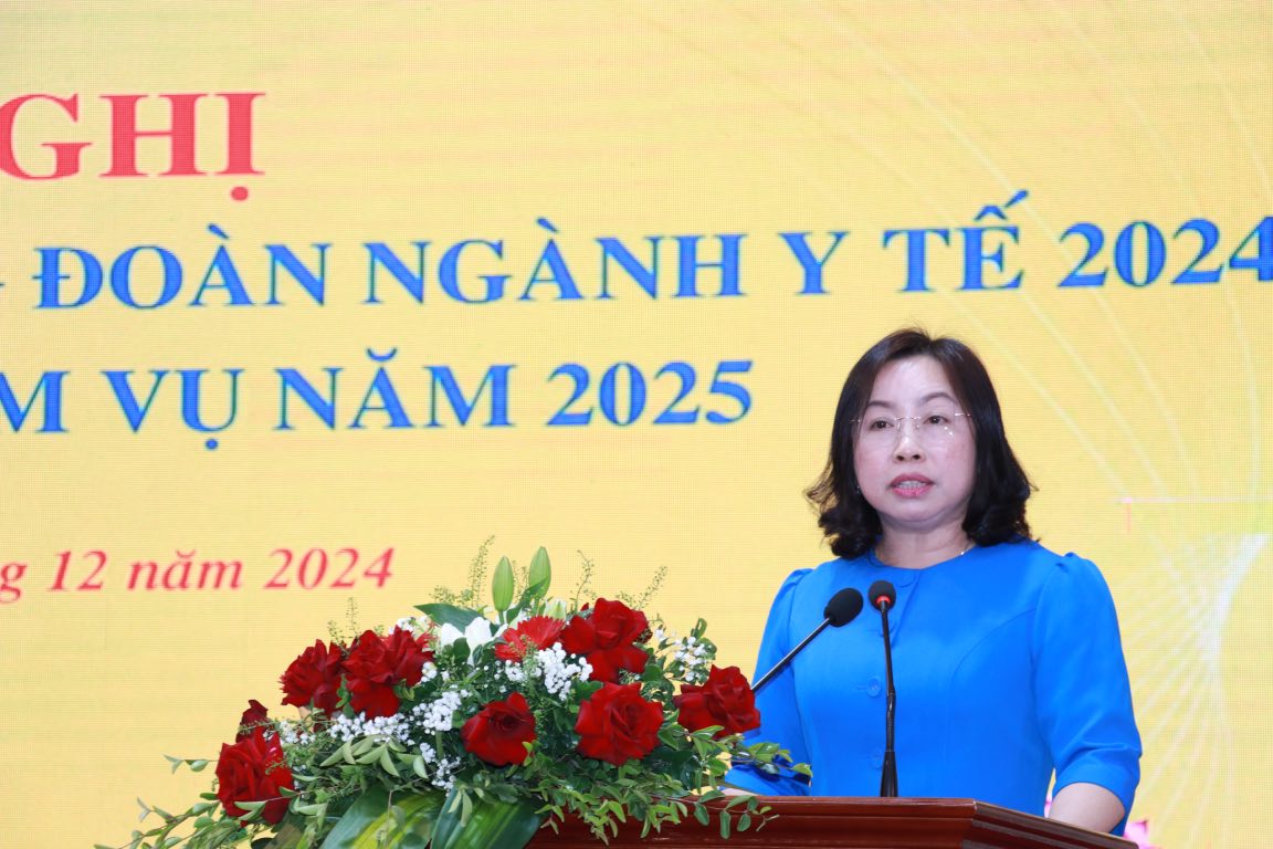 Ms. Thai Thu Xuong, Permanent Vice President of the Vietnam General Confederation of Labor, directed that in the coming time, all levels of the health sector's trade unions need to thoroughly grasp and effectively implement the Trade Union Law (amended). Photo: Bao Han