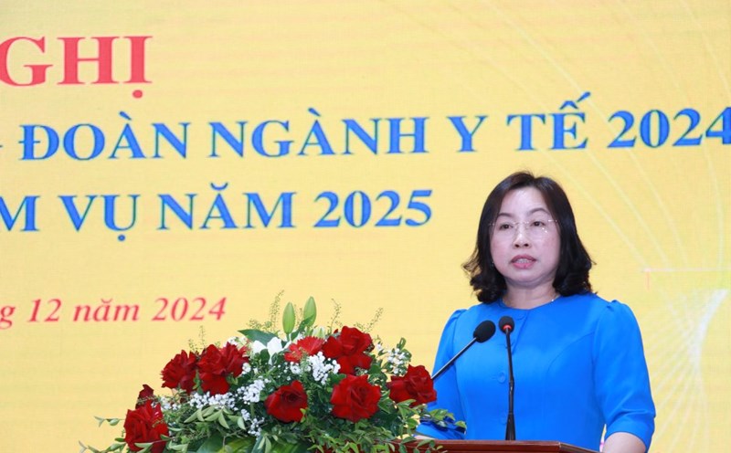 Ms. Thai Thu Xuong, Permanent Vice President of the Vietnam General Confederation of Labor, directed that in the coming time, all levels of the health sector's trade unions need to thoroughly grasp and effectively implement the Trade Union Law (amended). Photo: Bao Han