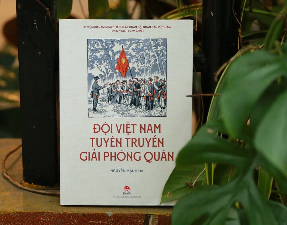 The book "Vietnam Propaganda Liberation Army" was officially launched to readers. Photo: Publishing House