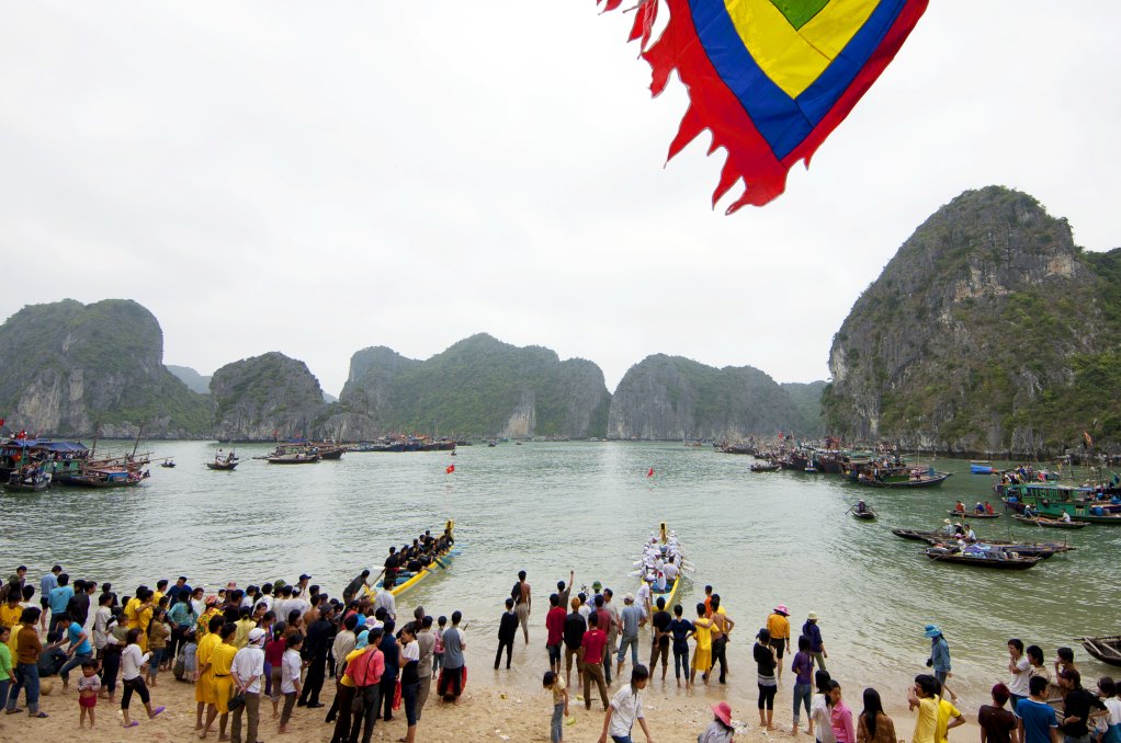 Locals and tourists cheer on dragon boat racing at the Ba Men Temple Festival in Ha Long Bay. (Photo: Ha Long Bay Management Board).