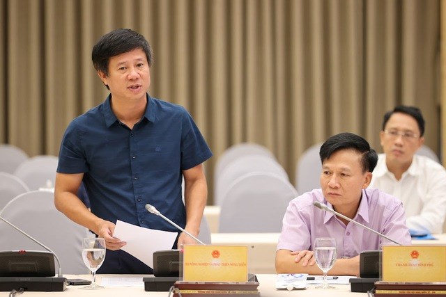 Director of the Department of Dyke Management and Natural Disaster Prevention Pham Duc Luan was awarded the title "National Emulation Fighter". Photo: Pham Dong