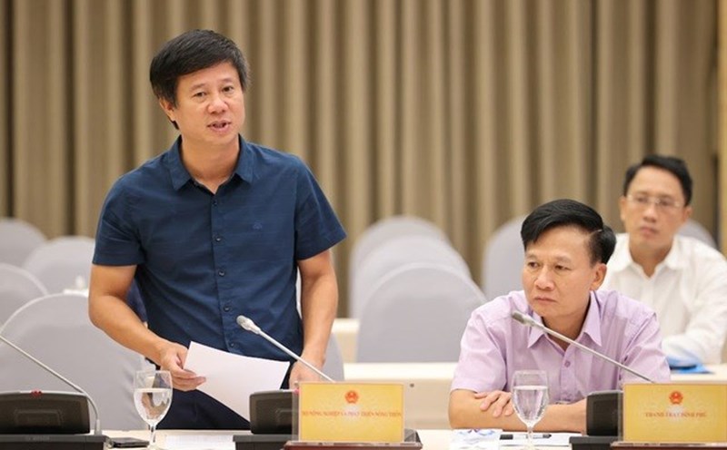 Director of the Department of Dyke Management and Natural Disaster Prevention Pham Duc Luan was awarded the title "National Emulation Fighter". Photo: Pham Dong