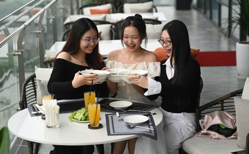 Young people enjoy My Tho noodles for breakfast every day. Photo: Thanh Nhan