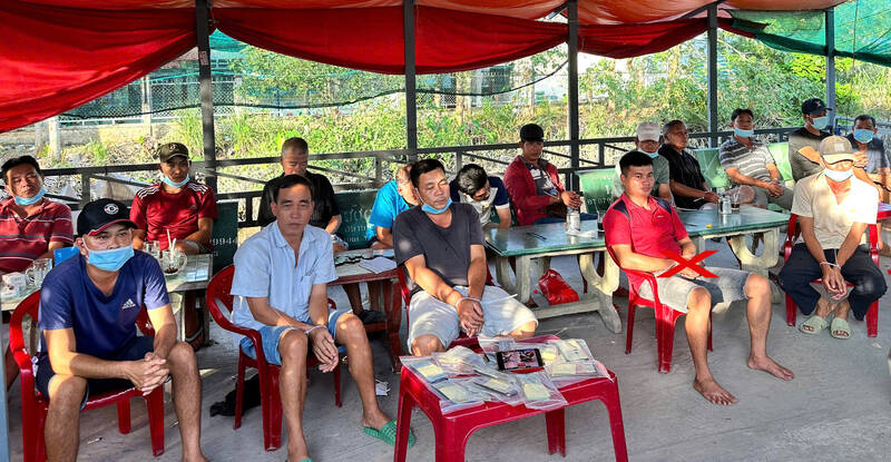 Caught 16 people red-handed entering a cockfighting cafe online. Photo: Provided by the police