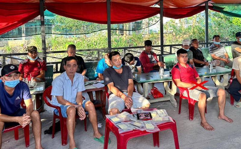 Caught 16 people red-handed entering a cockfighting cafe online. Photo: Provided by the police