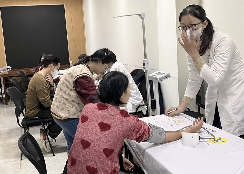 Hai Ba Trung District Labor Federation in collaboration with Medlatec General Hospital organized health check-ups for workers. Photo: Union