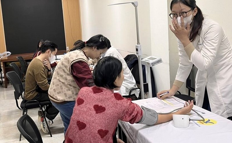 Hai Ba Trung District Labor Federation in collaboration with Medlatec General Hospital organized health check-ups for workers. Photo: Union