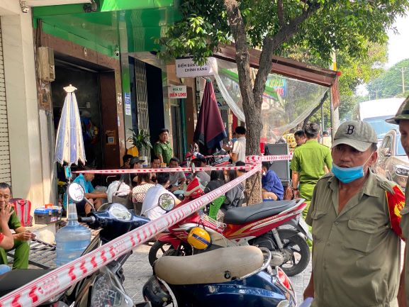 Hien cong an quan Tan Binh van dang phong toa de dieu tra nguyen nhan vu chay nha tro, khien 2 nguoi tu vong. Anh: Dong Hoang