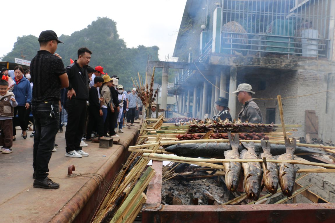 Du khach thich thu voi mon ca nuong o Ho Hoa Binh. Anh: Dang Tinh