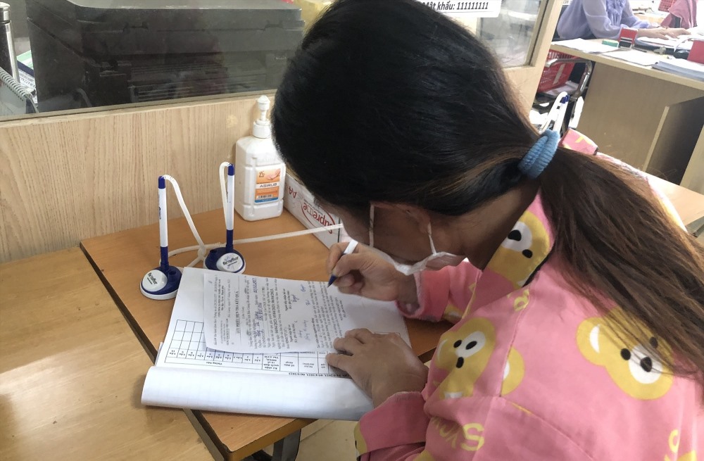 For female workers over 40, finding a new job is difficult. Illustration: Que Chi