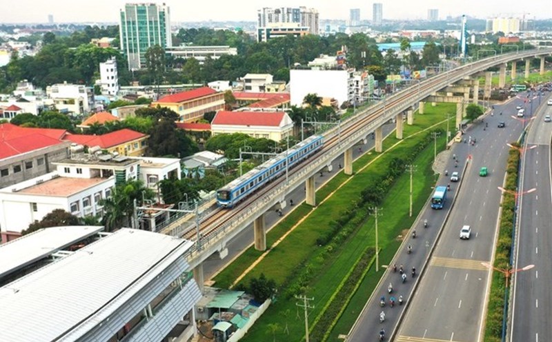 Ho Chi Minh City will offer free tickets for Metro Line 1 and 17 connecting bus routes for 30 days. Photo: Anh Tu