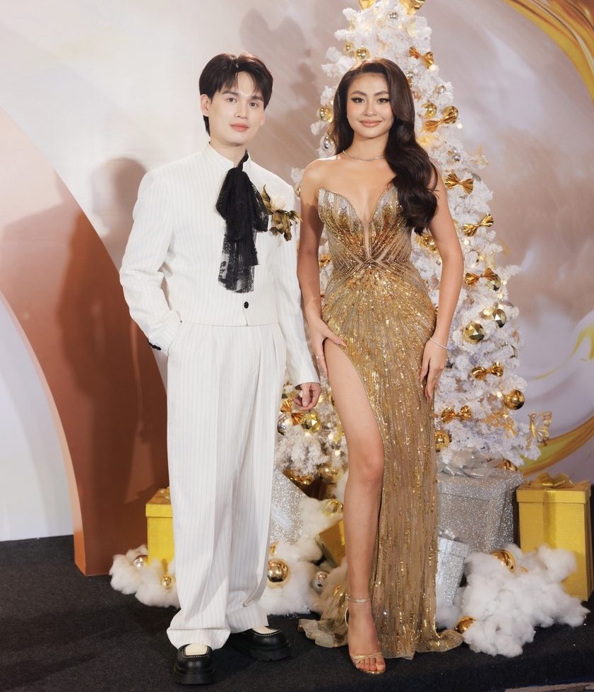 Neu nhu giong ca “Mau nuoc mat” gay an tuong voi thiet ke vest trang thanh lich thi Miss Cosmo Vietnam 2023 lai co man do sac cung dan chi trong chiec vay vang bat sang, ton duong cong nong bong.  