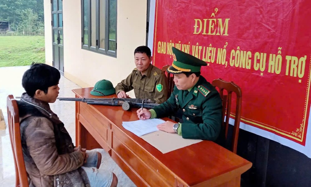 People bring guns and fireworks to the Border Guard Station to hand them over. Photo: Border Guard.