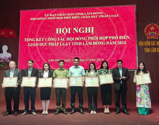 Awarding Certificates of Merit from Lam Dong Provincial People's Committee to outstanding collectives and individuals in the work of disseminating and educating the law in 2024. Photo: Lam Duc