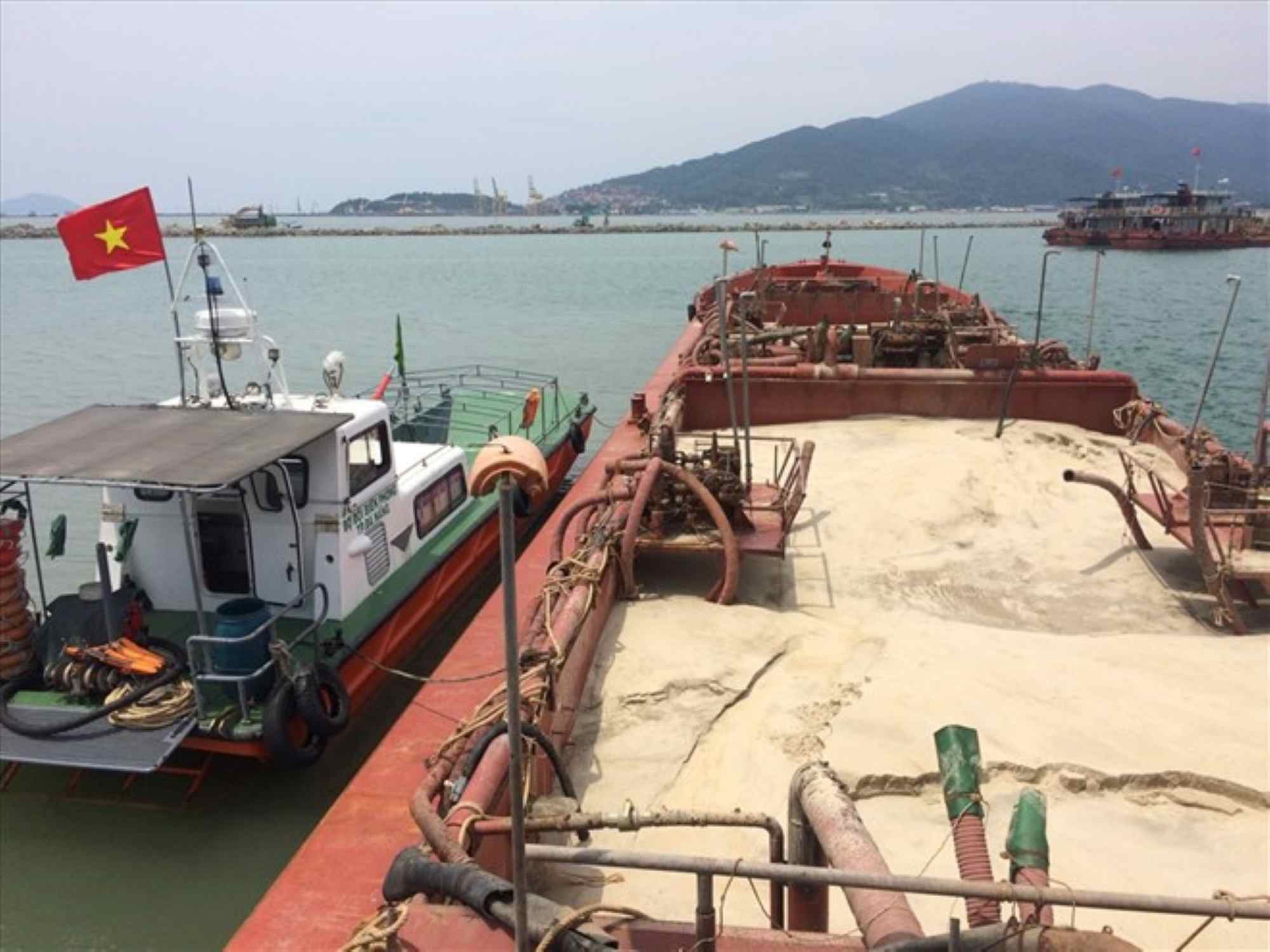 Illegal sand mining from Cua Dai, Hoi An to reclaim the sea in the Crescent Moon project has brought disgrace to Da Nang. Photo: Thanh Hai