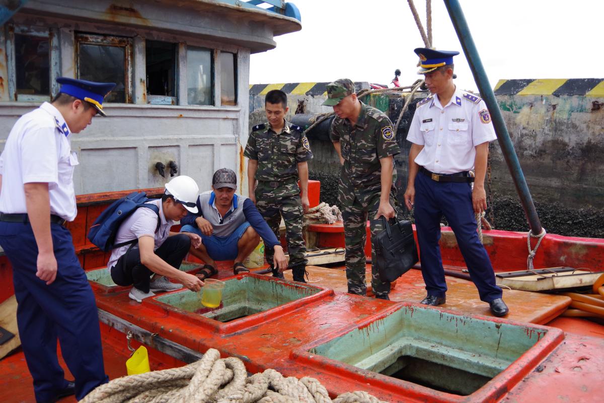 Many achievements in detecting and arresting cases of illegal transportation and trading of DO oil by the Coast Guard. Photo: CSB3