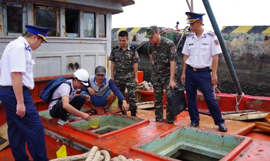 Nhiều chiến công phát hiện, bắt giữ các trường hợp vận chuyển, mua bán dầu DO trái phép của lực lượng Cảnh sát biển. Ảnh: CSB3