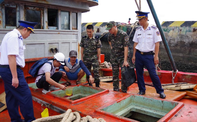 Many achievements in detecting and arresting cases of illegal transportation and trading of DO oil by the Coast Guard. Photo: CSB3