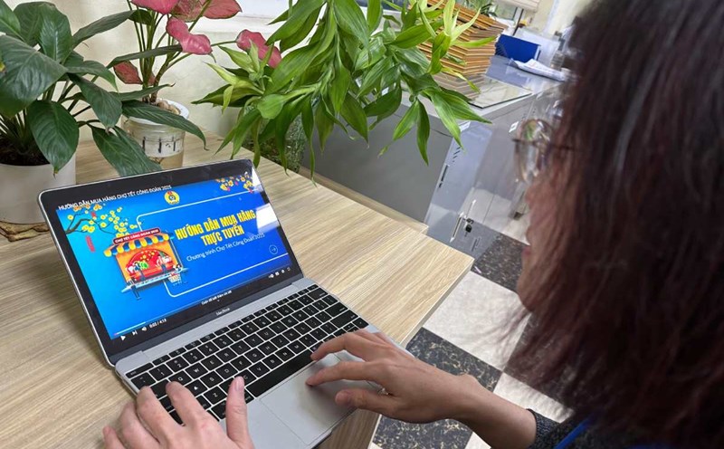Female union members learn about shopping methods on the website of the 2025 Trade Union Tet Market Program online. Photo: Ha Anh