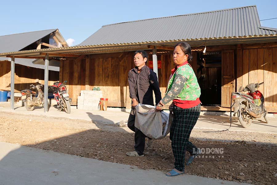 Ong Sung A Dinh cung vo dang dan hoan thien ngoi nha moi cua gia dinh.