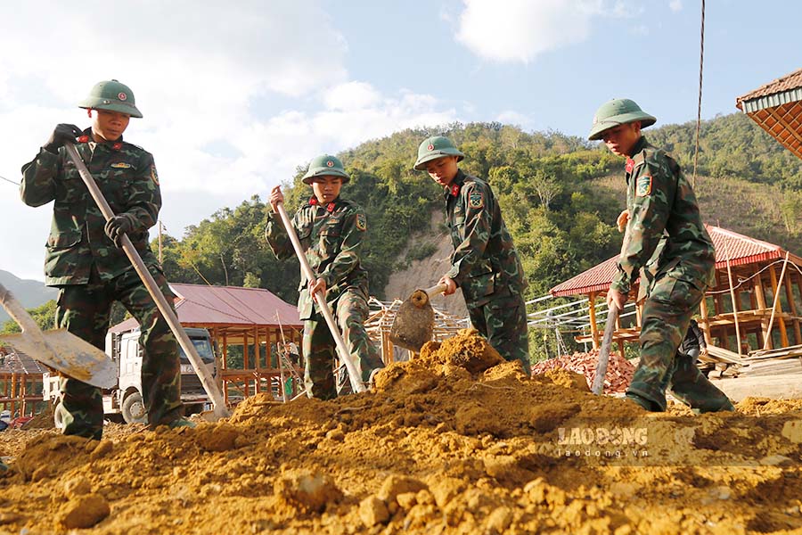 Can bo, chien si Trung doan 741 chung tay ho tro lam nha moi cho cac ho dan xa Muong Pon.