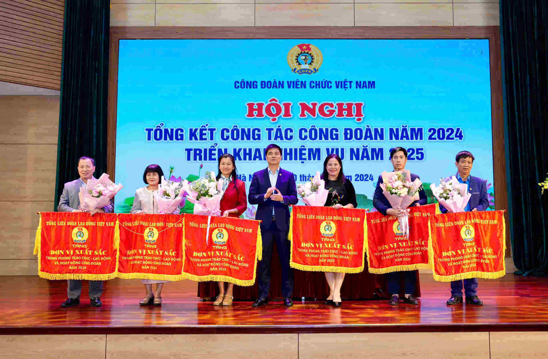 Tuyên dương các tập thể có thành tích xuất sắc trong năm 2024 tại hội nghị. Ảnh: Tiến Dũng. 