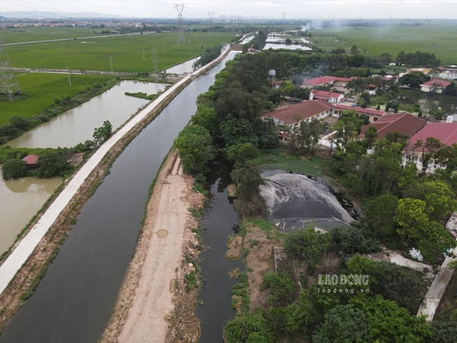 Nước kênh Tào Khê (Bắc Ninh) ô nhiễm nặng được cơ quan chức năng kết luận là do nguồn nước thải chính từ làng nghề bún Khắc Niệm, ảnh chụp tháng 4.2023. Ảnh: Vân Trường