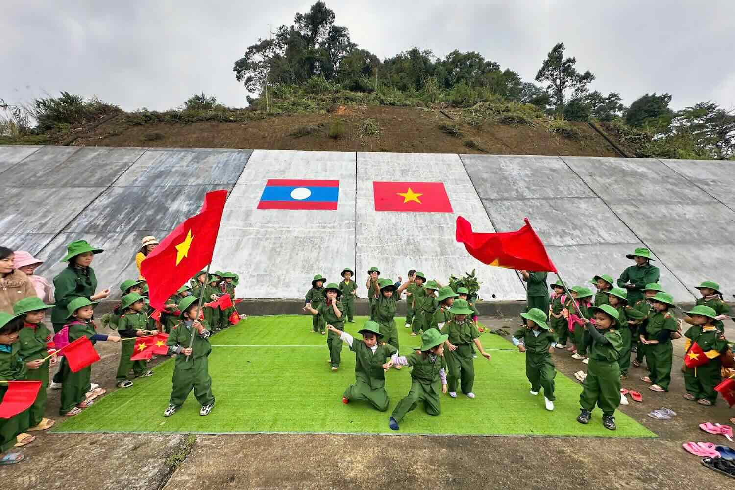 Students of A Roang Kindergarten participate in the “Border Lesson”. Photo: Vo Tien