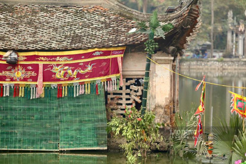 The water pavilion in the middle of Long Tri Lake is seriously degraded and could collapse at any time. Photo: Phuong Chi