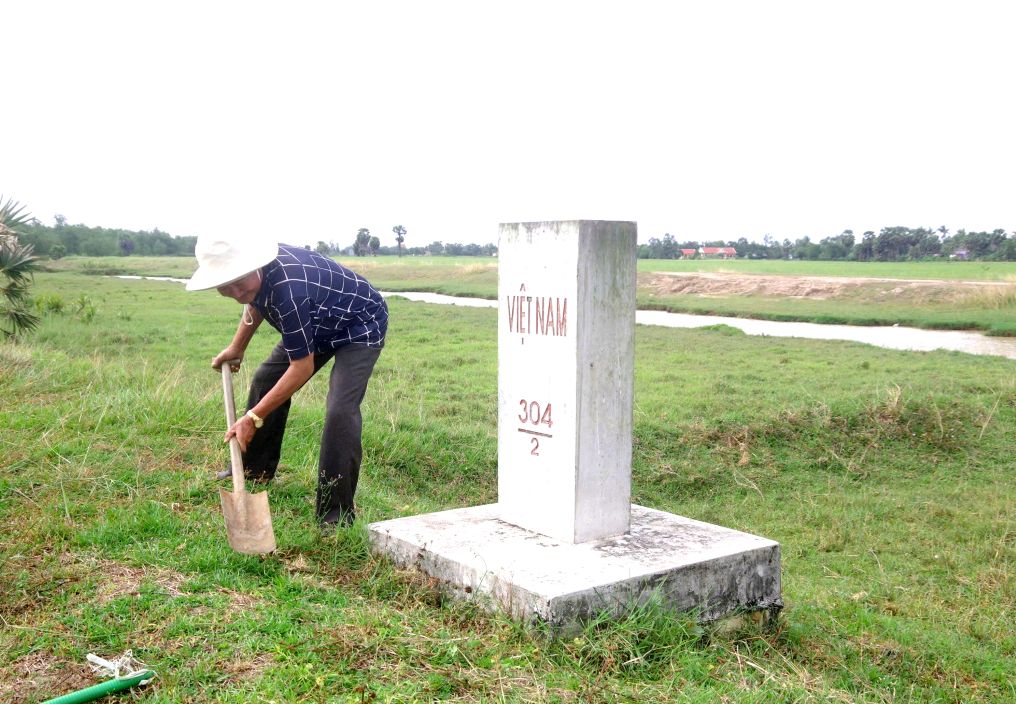 Ong Duong Van Phuc vun dat duoi chan cot moc chu quyen bien gioi. Anh: Danh Kim Huol