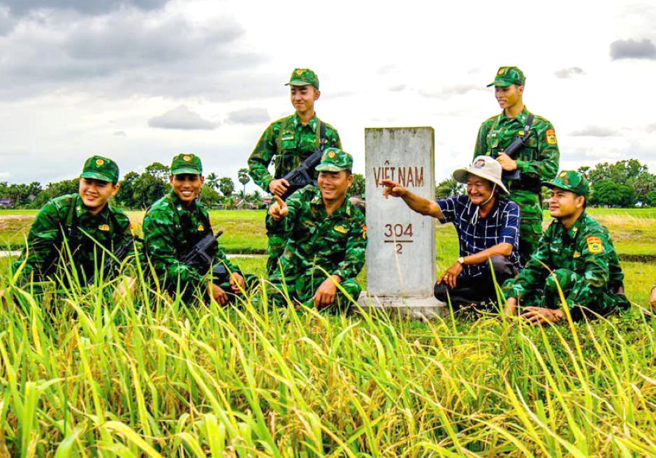 Ong Duong Van Phuc (thu 2 hang ngoi, tu phai sang) trong lan cung Don Bien phong Phu My tham cot moc chu quyen. Anh: Danh Kim Huol