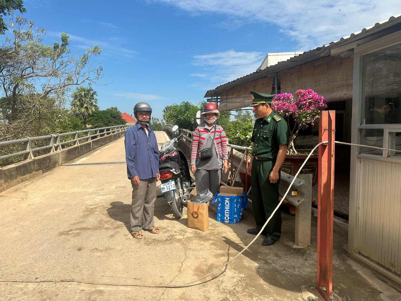 Thiếu tá Đào Trọng Dũng thường xuyên đến các hộ dân để tuyên truyền và tìm hiểu cuộc sống của họ. Ảnh: Minh Tâm 