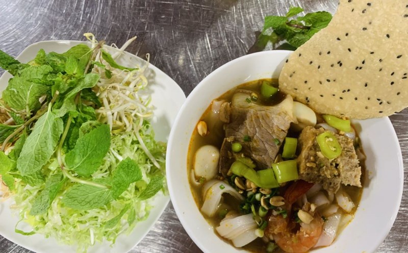 Quang noodles with unique local ingredients. Photo: An Le