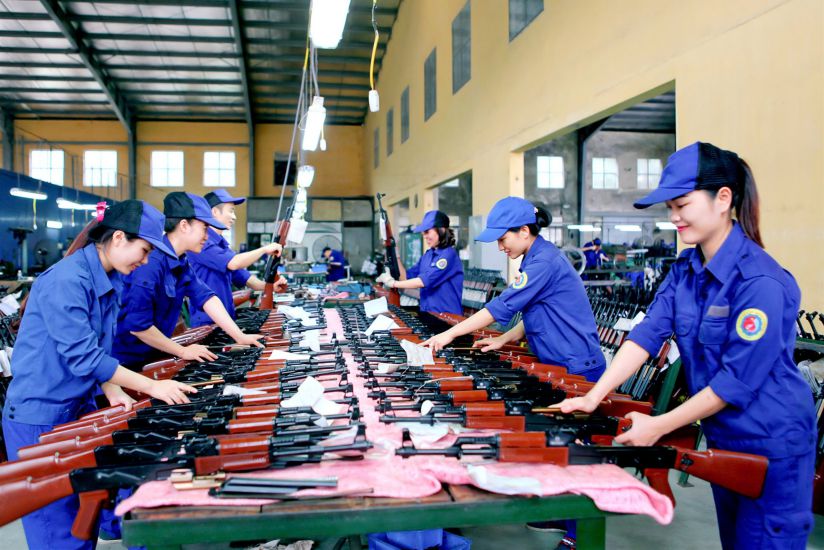 Union members of Factory 111, General Department of Defense Industry, preserve infantry weapons. Photo: Provided by the Defense Industry Union