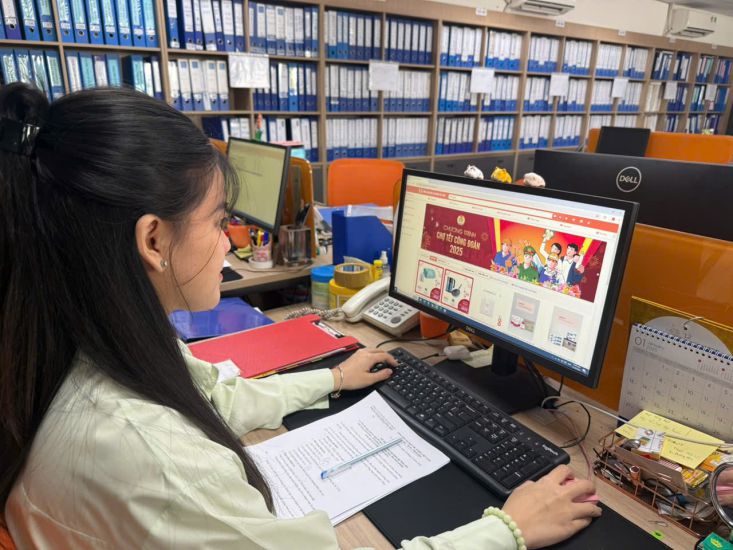 Ms. Nguyen Dai Trang makes a purchase on the Trade Union Tet Market 2025 page. Photo: Minh Phuong