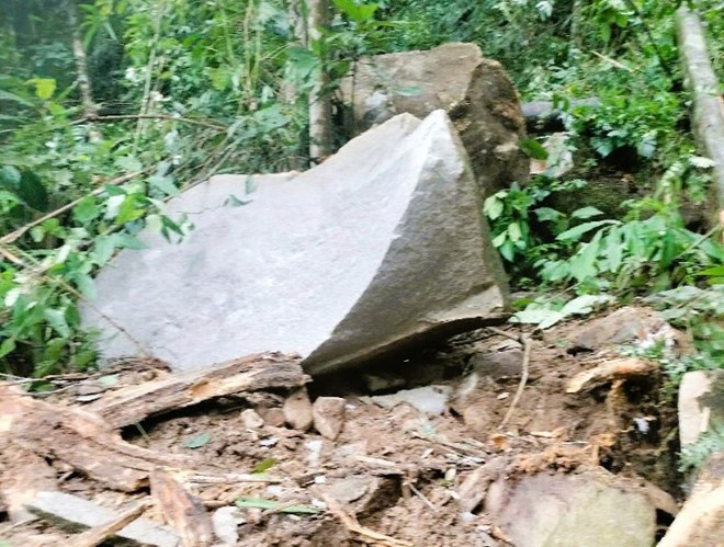 Nhieu tang da lon tren doi cao lan xuong gan khu dan cu o mien nui Quang Nam. Anh: Dinh Vuong