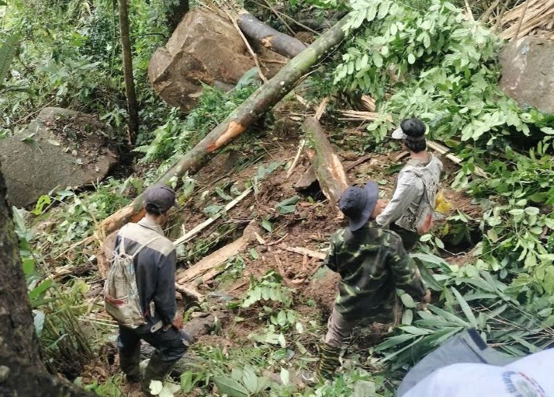 Dozens of large rocks rolled down from above near a residential area after consecutive earthquakes in Nam Tra My, Quang Nam. Photo: Dinh Vuong