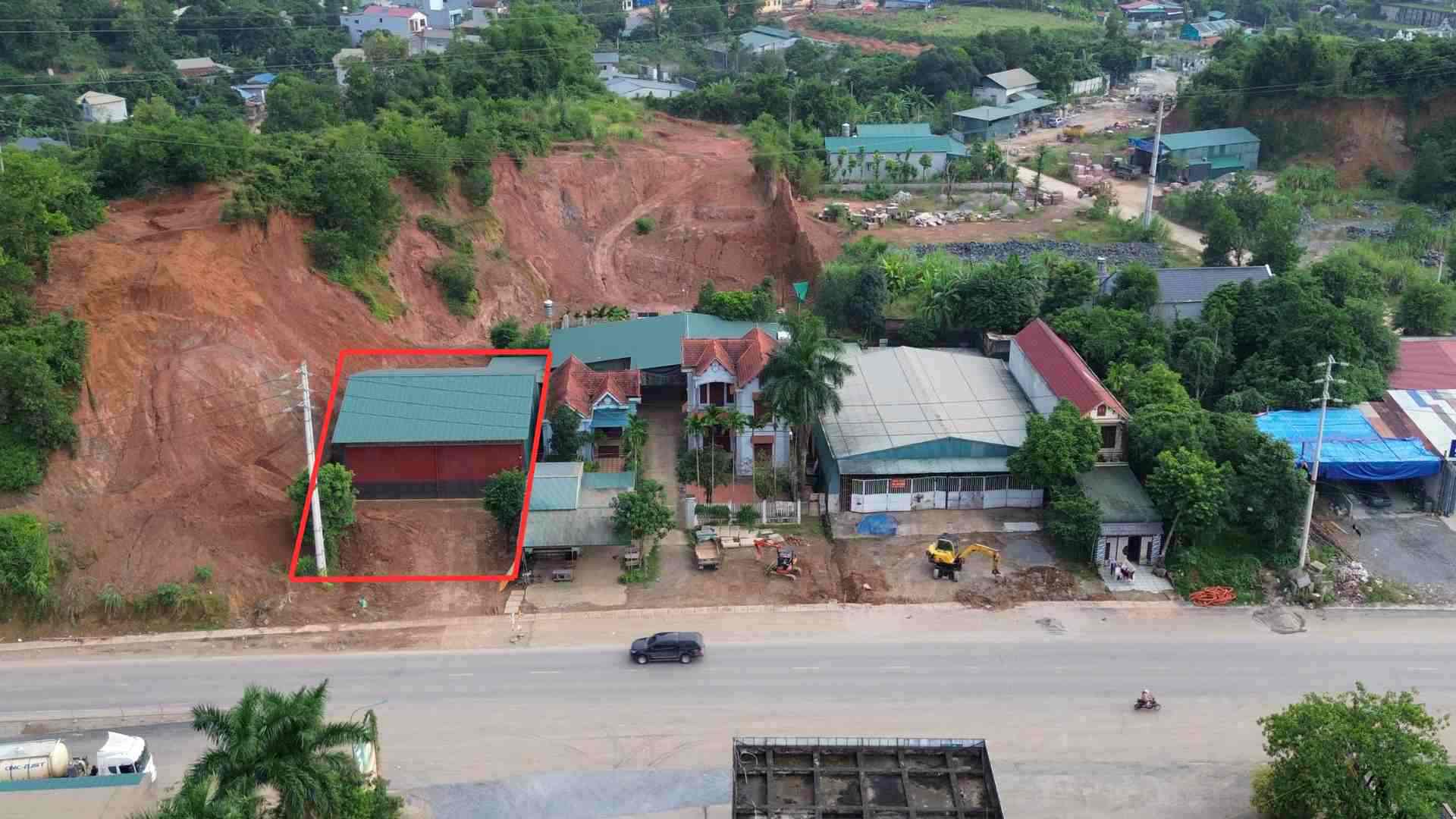 The unlicensed factory, accused of encroachment, is only about 100m from the Thong Nhat Ward People's Committee headquarters but has existed for many years. Photo: Khanh Linh
