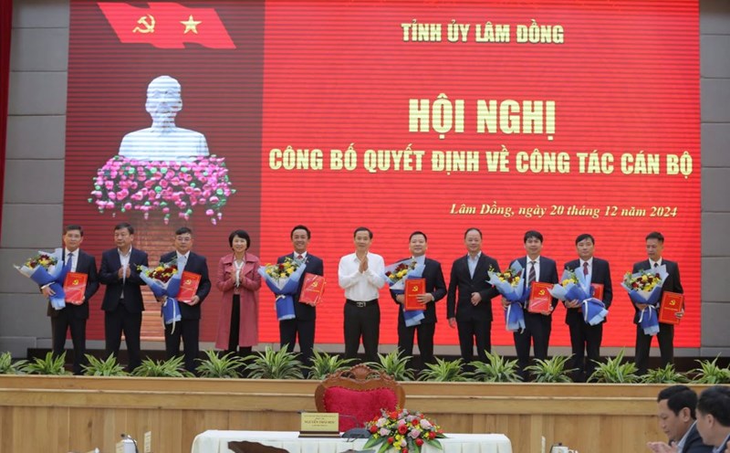 Officials were transferred and appointed to new positions. Photo: Lam Hong