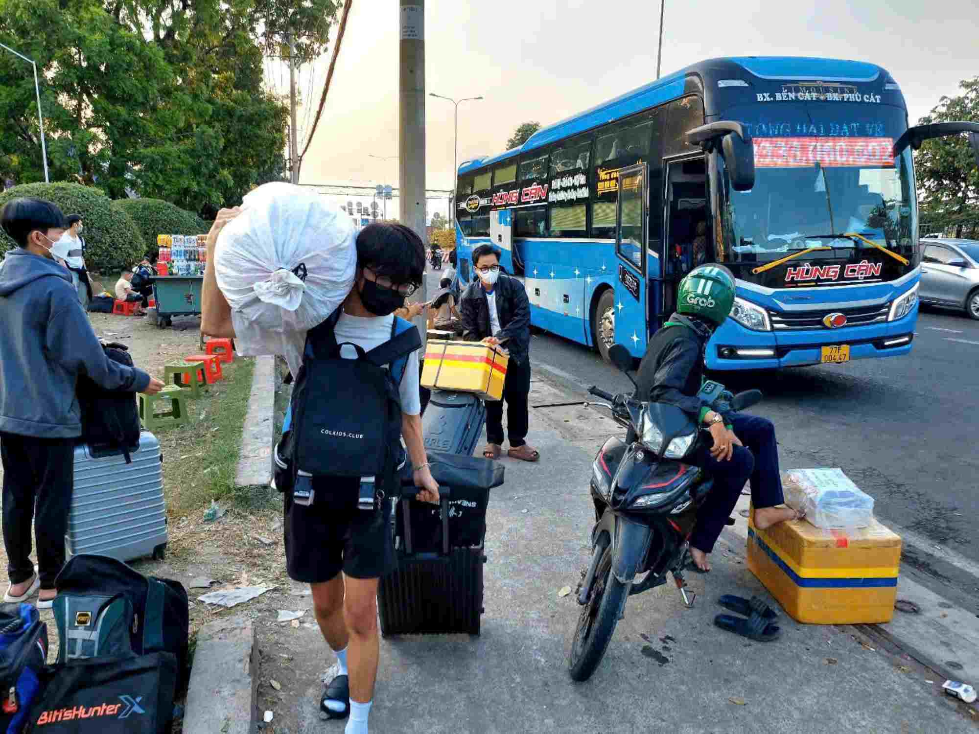 Passengers waiting for a bus on National Highway 1, near Linh Xuan intersection (Thu Duc City). Photo: MINH QUAN