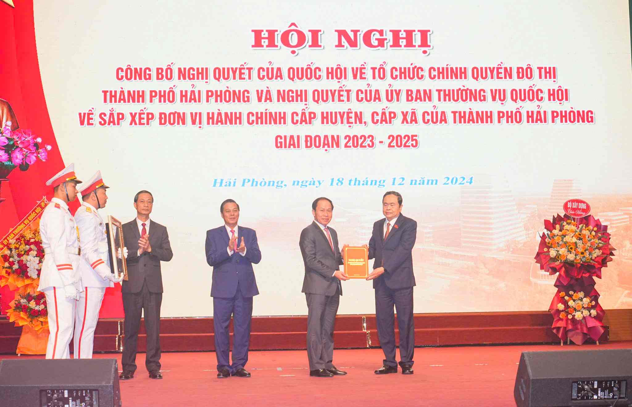 Politburo member and National Assembly Chairman Tran Thanh Man presented the National Assembly's Resolution on the organization of urban government of Hai Phong City to the city's leaders. Photo: Dam Thanh