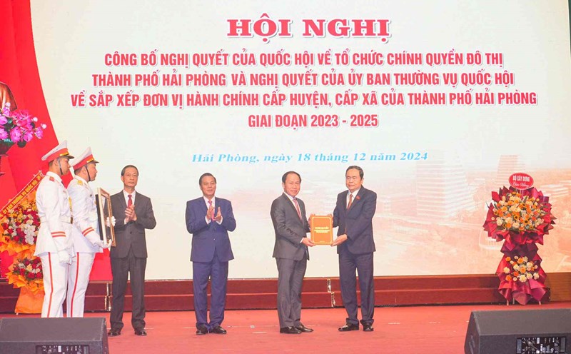 Politburo member and National Assembly Chairman Tran Thanh Man presented the National Assembly's Resolution on the organization of urban government of Hai Phong City to the city's leaders. Photo: Dam Thanh