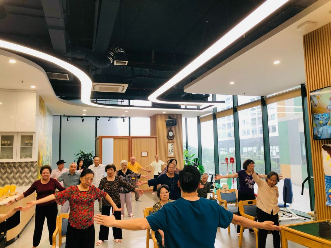 Grandparents participate in physical exercise to improve their physical fitness. Photo: Provided by the character