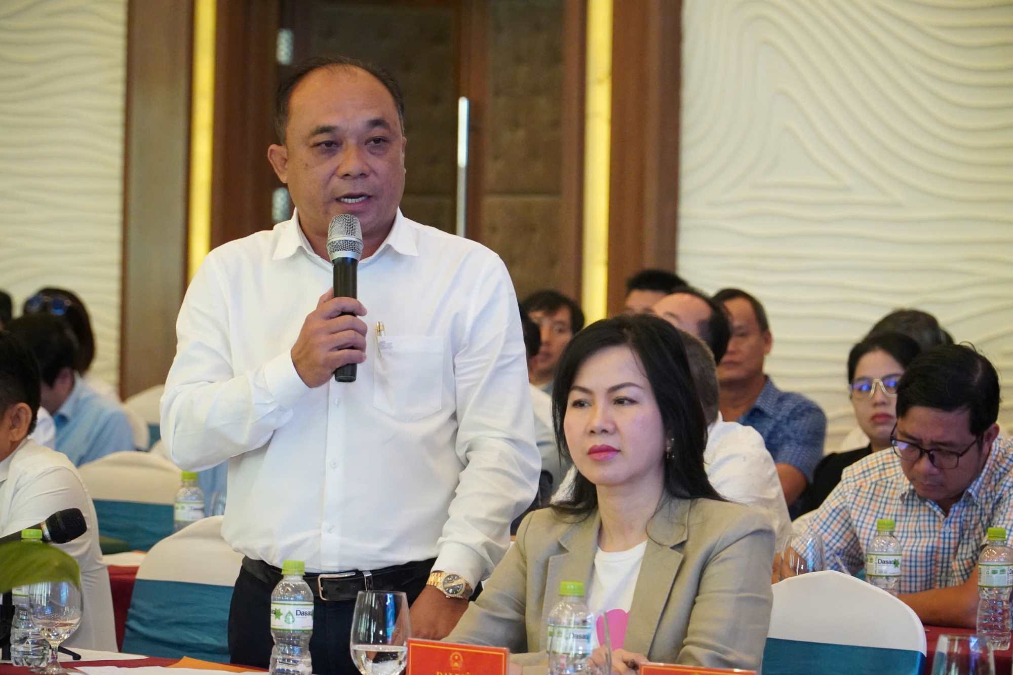 Many businesses hope that the locality will continue to remove legal barriers and accelerate administrative procedure reform. Photo: Huu Long