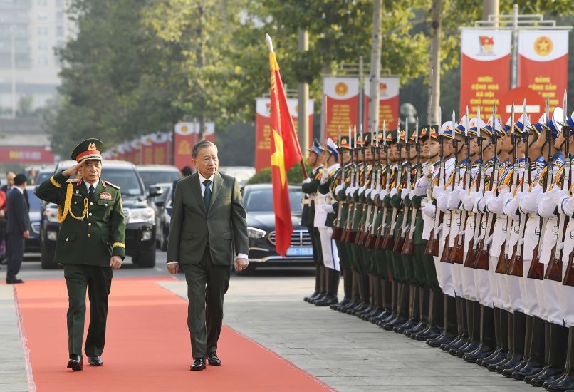 General Secretary To Lam reviews the honor guard of the Vietnam People's Army. Photo: Hai Nguyen